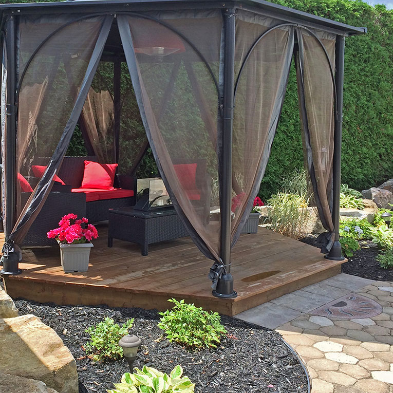 Aménagement de la cour arrière avec gazebo et pierres décoratives