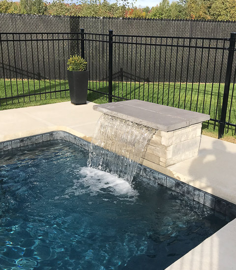 Contour de piscine et trottoir en pavés unis