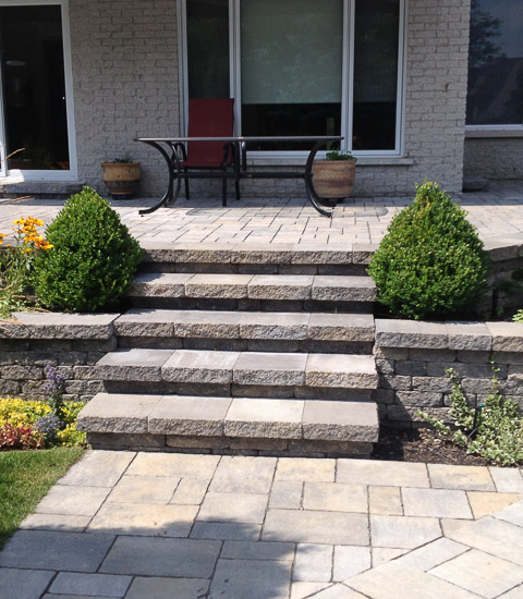 Entreprise pour l'installation de blocs de pavés unis et marches pour patio